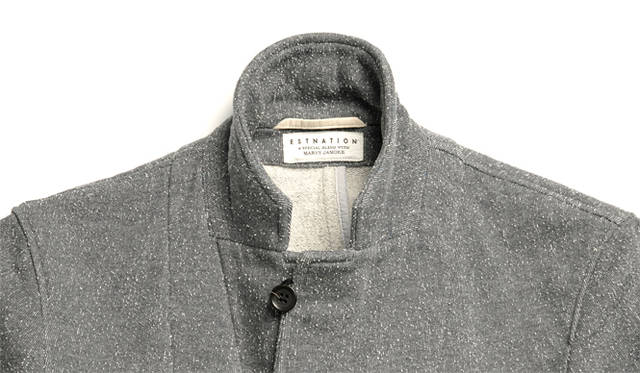 <strong>ESTNATION ｜エストネーション</strong>　首元のボタンを留め、襟を立てた状態での着用もできる