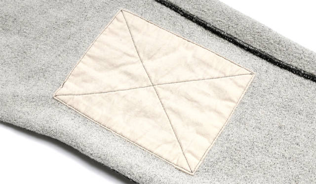 <strong>ESTNATION ｜エストネーション</strong>　パンツの膝には、裏側から布を当てている。補強とデザイン性を兼ねたディテール