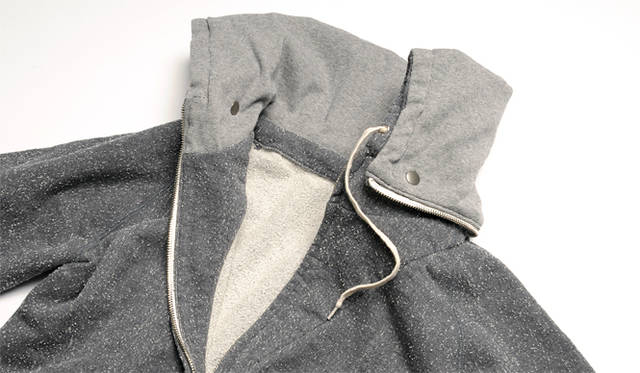 <strong>ESTNATION ｜エストネーション</strong>　フードはファスナーで開き、ボタンで留めることで立ち襟になる。身頃の見返しをワンピースカラー風にしての着用も可能 