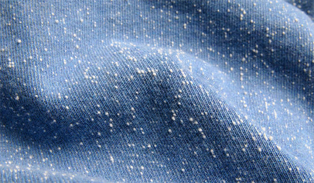 <strong>ESTNATION ｜エストネーション</strong>　吊り編み機の特性を引き出したファブリック。ぎっしり編み目の詰まった生地に、独特のネップ感が表情をくわえる