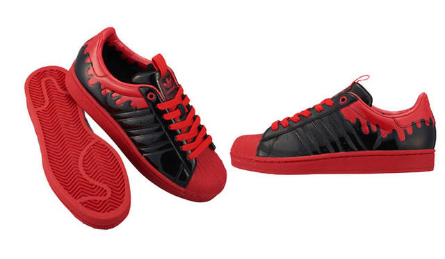 きゃりーぱみゅぱみゅ／男女兼用で楽しめるシューズを意識したきゃりーぱみゅぱみゅは、血のドリップをモチーフに制作。履くと足首から流血しているように見えるユニークな一足「SS ENML DRIP」9345円