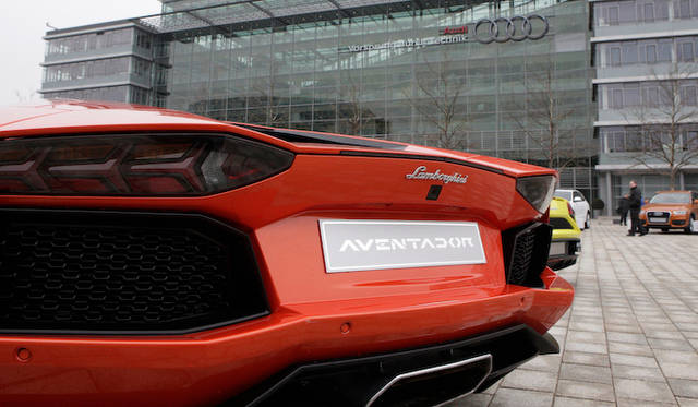 インゴルシュタット本社前には、アウディグループのランボルギーニ アヴェンタドールの姿も