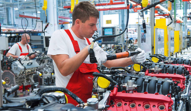 ハンガリー ジュールの工場でのエンジン組み立て