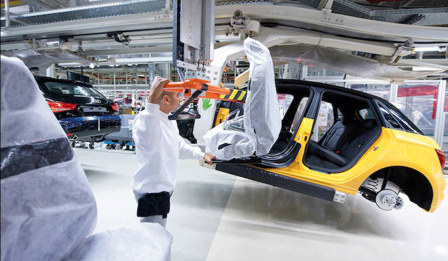 ベルギー ブリュッセル工場でのA1 スポーツバックへのシートの取り付け