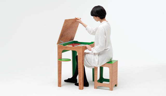 <strong>ICHIRO｜伊千呂</strong>　“イチロのイーロ”プロジェクト第二弾　スコラデスク（W440×D390×H720mm ）2万8000円、スコラスツール（W300×D300×H440mm）1万2000円