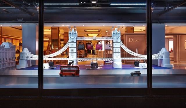 <strong>Dior｜ハロッズがディオールのワンダーランドに</strong>