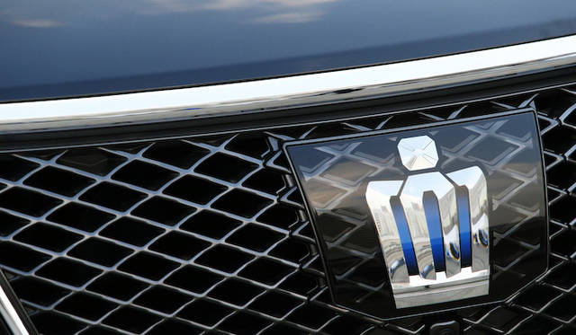 衝突回避を支援するミリ波レーダー式のプリクラッシュセーフティシステム搭載モデルでは、エンブレムが変更になる