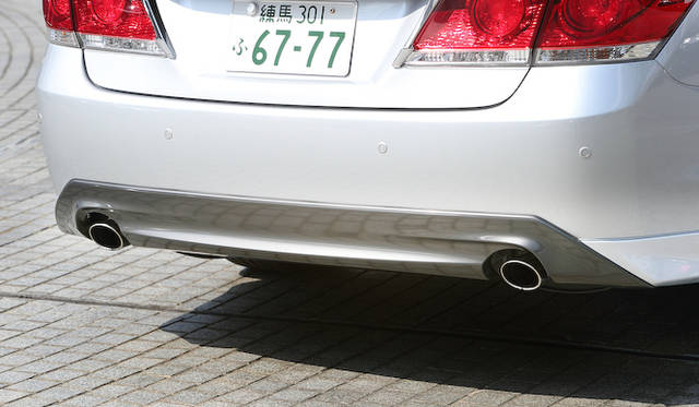 3.5リッターエンジン搭載のアスリートのみ、排気管が左右に露出する