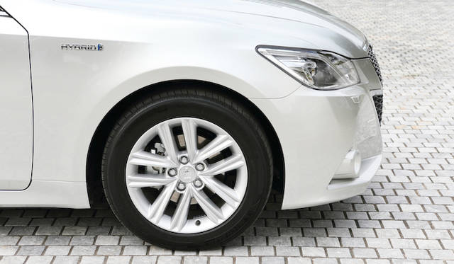 アスリートではハイブリッドモデルにおもに採用される17インチアルミホイール