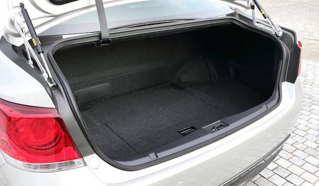 バッテリーを前方に移動し、補助バッテリーを床下に配置することで、広い空間を確保したラゲッジルーム 例外はあるものの4つのゴルフバッグを収納可能と謳う