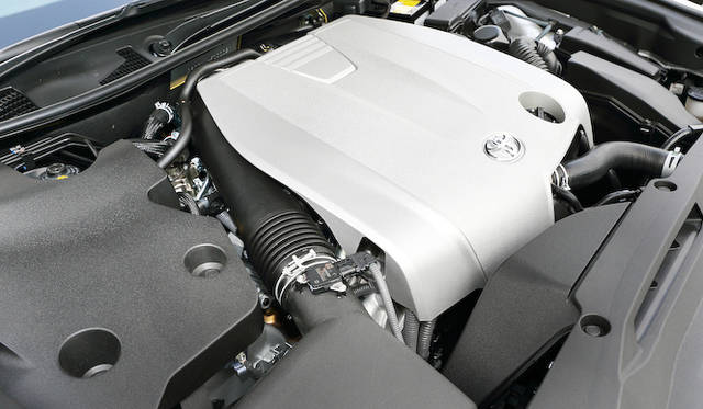 アスリートにのみ設定される3,456 cc V6ガソリンエンジン 最高出力232kW（315ps）/6,400rpm、最大トルク377Nm/4,800rpmをほこり、JC08モード燃費は9.6km/ℓ