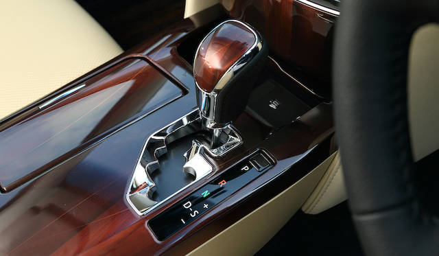 木目調パネルには金糸柄入り