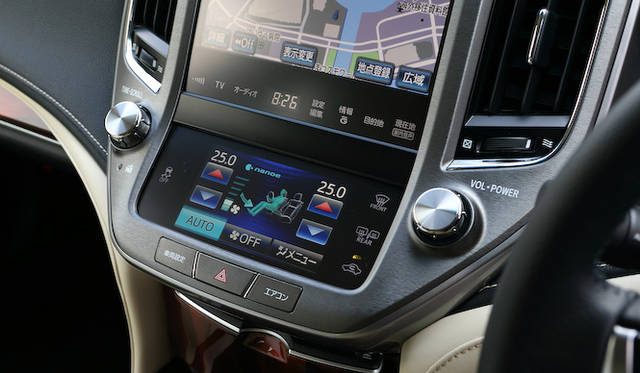 専用のセンタークラスターを全車で採用