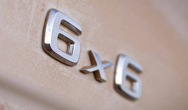 六輪駆動車であることを主張するエンブレム