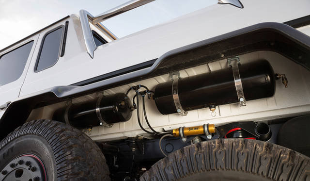 タイヤの空気圧調整のためのエアタンクはタイヤハウス内に装着される