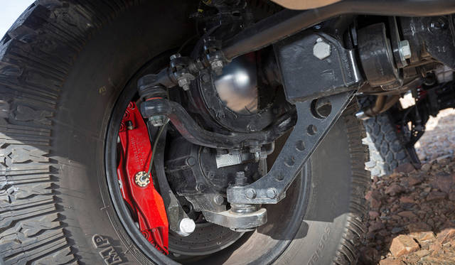 駆動方式には「ポータルアクスル」を採用。本来ホイールの中心に接続されるドライブシャフトは、「リダリクションハブ」と呼ばれるギアボックスの上方に接続され、減速ギアを介して車軸へと駆動力が伝えられる