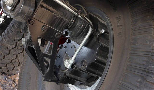 タイヤのエア調整に使用する、チューブがハブの中心からホイール内へと空気を送り込めるレイアウトになっている