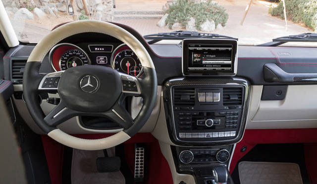 室内を見る限りでは、通常のAMGモデルとかわらない、豪華なしつらえ