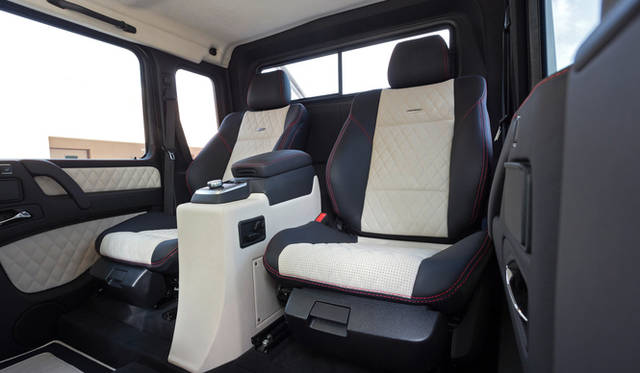 後部座席は通常のベンチシートではなく、バケットタイプのシートとして左右が独立している