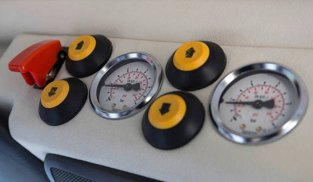 タイヤの空気圧は室内からメーターで確認しながら調整できる