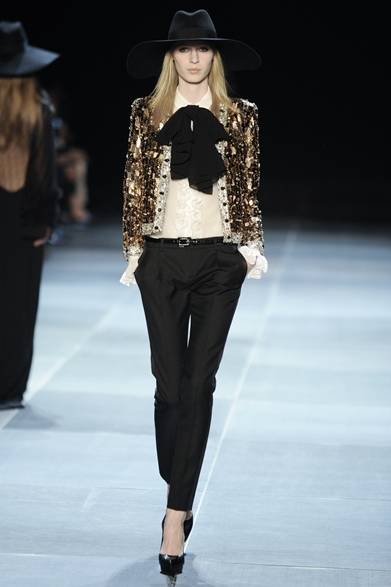 表参道店で日本国内唯一の取り扱いとなるエクスクルーシブルック<br /><br />サンローラン 表参道店<br />東京都渋谷区神宮前4-12-10<br />Tel. 03-5785-0750<br />営業時間｜11：00～21：00（日曜日 11：00～20：00）<br /><br />サンローラン ジャパン<br />Tel. 03-5766-3655