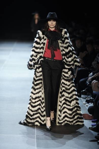 表参道店で日本国内唯一の取り扱いとなるエクスクルーシブルック<br /><br />サンローラン 表参道店<br />東京都渋谷区神宮前4-12-10<br />Tel. 03-5785-0750<br />営業時間｜11：00～21：00（日曜日 11：00～20：00）<br /><br />サンローラン ジャパン<br />Tel. 03-5766-3655