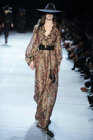 表参道店で日本国内唯一の取り扱いとなるエクスクルーシブルック<br /><br />サンローラン 表参道店<br />東京都渋谷区神宮前4-12-10<br />Tel. 03-5785-0750<br />営業時間｜11：00～21：00（日曜日 11：00～20：00）<br /><br />サンローラン ジャパン<br />Tel. 03-5766-3655