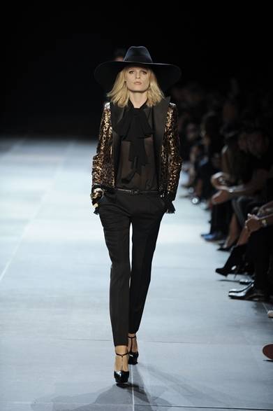 表参道店で日本国内唯一の取り扱いとなるエクスクルーシブルック<br /><br />サンローラン 表参道店<br />東京都渋谷区神宮前4-12-10<br />Tel. 03-5785-0750<br />営業時間｜11：00～21：00（日曜日 11：00～20：00）<br /><br />サンローラン ジャパン<br />Tel. 03-5766-3655