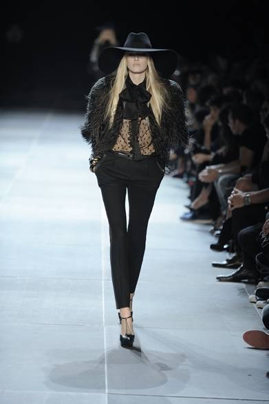 表参道店で日本国内唯一の取り扱いとなるエクスクルーシブルック<br /><br />サンローラン 表参道店<br />東京都渋谷区神宮前4-12-10<br />Tel. 03-5785-0750<br />営業時間｜11：00～21：00（日曜日 11：00～20：00）<br /><br />サンローラン ジャパン<br />Tel. 03-5766-3655