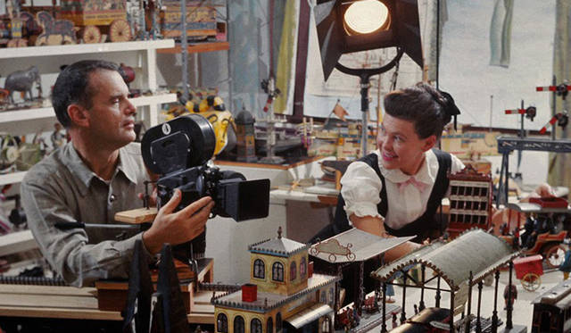 <strong>MOVIE｜『ふたりのイームズ：建築家チャールズと画家レイ』</strong>　© 2013 Eames Office, LLC (eamesoffice.com).