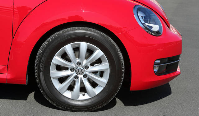 タイヤサイズは215/60R16