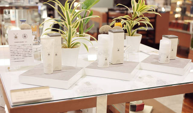 <strong>ISETAN MEN’S｜伊勢丹</strong>　伊勢丹新宿店メンズ館1階 メンズコスメティック　左から、「ミューレ オーガニック」シェービングクリーム2625円（75ml）、アフターシェーブバーム4620円（100ml）、フェイスクリーム3675円（50ml）