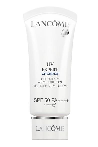 <strong>LANCÔME｜ランコム</strong><br /><br />名品、「UVエクスペール」がUV-A波防御効果を示す最高値「PA++++」を実現、さらなるパワーアップを遂げた。UV-A、B波から長時間肌を保護する“鉄壁”フィルター「メギゾキルSX」「メギゾキルXL」にくわえ、「ポルセーフ コンプレックス」、新成分「モリンガエキス」が大気汚染によるダメージをブロック。肌を遺伝子レベルで保護し、この夏も強烈な日差しから白肌を徹底的に守りぬく！<br /><br />UV エクスペール GNシールド 50[30mL]<br />SPF50 / PA++++　5460円<br /><br />ランコム<br />Tel. 03-6911-8151<br />www.lancome.jp