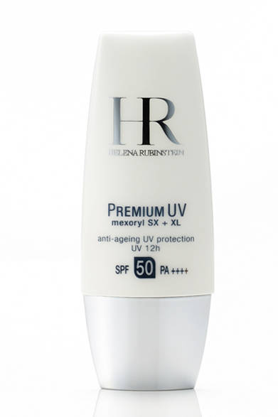 <strong>HELENA RUBINSTEIN｜<br />ヘレナ ルビンスタイン</strong><br /><br />UV-A、B波をシャットアウトする光安定性の高い「メギゾリルSX」「メギゾリルXL」による保護フィルターと、紫外線や大気汚染により発生する活性酵素や刺激を抑制。抗炎症効果で日焼けによる肌ダメージを鎮静する「白蓮エキス」による独自成分「メギゾ ロータス」が、白肌を紫外線からプロテクト。純白のクリームが肌を透明のヴェールで包み、白蓮のような肌へと導いてくれる。<br /><br />プレミアム UV-AG 50[30mL]<br />SPF50 / PA++++　5985円<br /><br />ヘレナ ルビンスタイン<br />Tel. 03-6911-8287<br />www.helenarubinstein.jp