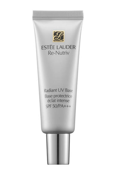<strong>ESTĒE LAUDER｜エスティ ローダー</strong><br /><br />ブランドのプレミアムラインである「リニュートリィブ」より誕生したのは、強力なUVプロテクション効果と、ダメージを表面化させない、独自のエイジングケア・フォーミュラによるダブルのアプローチで、老化の最大の原因ともいえる紫外線に立ち向かうエイジングケアを追求した、ラグジュアリーなUVベース。ベースメイクの仕上がりを高める輝きのヴェールをまとう肌は、強烈な日差しのなかでもラグジュアリーな美しさをキープする。<br /><br />リニュートリィブ ラディアント UV ベース[30g]<br />SPF50 / PA+++ 9975円<br /><br />エスティ ローダー<br />Tel. 03-5251-3386<br /> www.esteelauder.co.jp