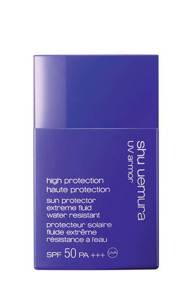 <strong>shu uemura｜シュウ ウエムラ</strong><br /><br />汗、水に強い軽やかな乳液タイプで肌にすっとなじみ、「メキゾリル-SX」「メキゾリル-XL」のふたつのシールドが紫外線UV-A、B波から肌をプロテクト。コーンエキスをはじめ、数種の有効成分が環境ストレスによるダメージから肌細胞を守り、健やかに保たれた肌は真夏の日差しも跳ね返す、健康美をキープする。<br /><br />UV アーマー サンプロテクター 50 ウォーター レジスタント[40mL]<br />SPF50 / PA+++　5250円<br /><br />シュウ ウエムラ<br />Tel. 03-6911-8560<br />www.shuuemura.jp