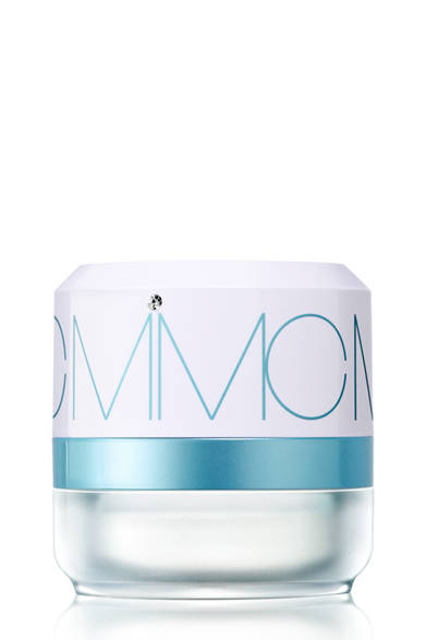 <strong>MiMC｜エムアイエムシー</strong><br /><br />ブランドのベストセラー「スーパーミネラルサンスクリーン」が、美白もできるミネラルサンスクリーンに進化。高い紫外線ブロック効果はそのまま、ビタミンC誘導体がメラニン生成を未然に防ぐとともに、保湿、肌荒れ防止成分もプラス。手軽に日焼け止めの塗り直しができるだけでなく、ソフトフォーカス効果で色ムラやくすみ、肌の凹凸をカバーするので化粧直しもOK。さらにクレンジグも不要と、ひとつで何役もこなすマルチプレイヤーである。<br /><br />ホワイトニン グミネラルパウダーサンスクリーン[6g]　SPF50 / PA+++　6615円<br /><br />エムアイエムシー<br />Tel. 03-6421-4211