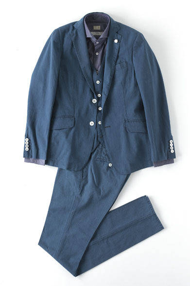 <strong>阪急メンズ東京｜2013年4月は、ドレッシーに着こなす“インディゴシック”</strong>　ジャケット3万7800円、ベスト1万8900円、シャツ1万7850円、パンツ1万7850円（すべアバハウス ラストワード／阪急メンズ東京）