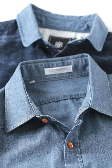 <strong>阪急メンズ東京｜2013年4月は、ドレッシーに着こなす“インディゴシック”</strong>　奥／インディゴシャツ1万8900円（ニューヨーカー バイ ケイタ マルヤマ）、手前／ダンガリーシャツ1万8900円（ナラ カミーチェ ウォモ／阪急メンズ東京）