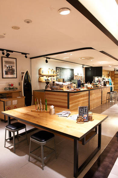 <strong>阪急メンズ東京｜2013年4月は、ドレッシーに着こなす“インディゴシック”</strong>　3月27日（水）から4月9日（火）のサファリウィーク期間中、限定メニュー「レッドアイ」が登場