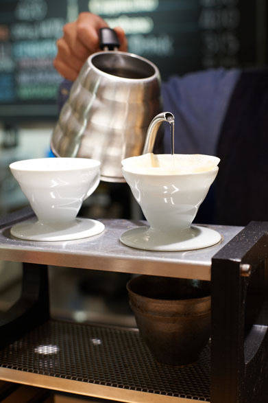 <strong>阪急メンズ東京｜2013年4月は、ドレッシーに着こなす“インディゴシック”</strong>　ブルックリンのロースターからコーヒー豆が届けられ、ハンドドリップの抽出にこだわるサーフカフェ