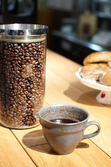 <strong>阪急メンズ東京｜2013年4月は、ドレッシーに着こなす“インディゴシック”</strong>　NYベーグル専門店「B.ricci（ビーリッチ）」のベーグルも楽しみながら、期間限定のコーヒーを味わおう