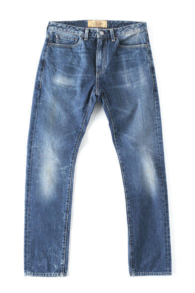 <strong>阪急メンズ東京｜2013年4月は、ドレッシーに着こなす“インディゴシック”</strong>　Levi’s Made & Craftedのなかでも、もっともスリムフィットなシルエットのデニムパンツは、レギュラーライズで、ヒップから太ももにかけてフィットした穿き心地が特徴。オリジナルのヨーロッパ製ファブリックは、数回ストーンウォッシュをかけ、ナチュラルなミッドブルーの色調とし、ファブリックに正統派のスラビング効果をプラス。さらにアウトシームに手作業でこすれ感を出している。「Tack Slim」2万2575円（リーバイス／阪急メンズ東京）