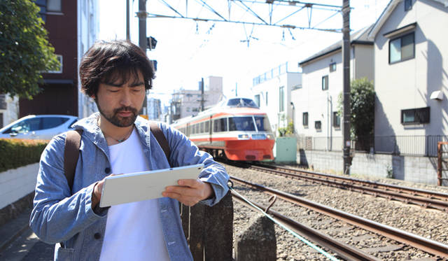 街を歩きながら、気になるものを次々と撮影。撮った画像や映像をその場でチェックしていく。
