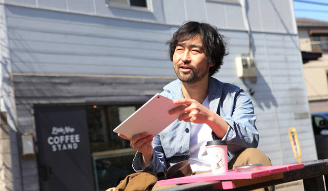 Xperia™ Tablet Zの薄さや軽量さはもちろん、広がる使い勝手の良さについて語る赤地剛幸さん。