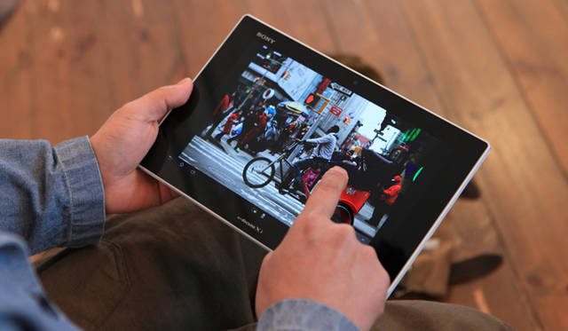 Web上にある自分の映像作品をXperia™ Tablet Zで再生して確認。画質の良さ、音の良さに驚く。