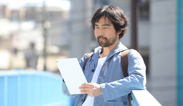 街を歩きながら、気になるものを次々と撮影。撮った画像や映像をその場でチェックしていく。