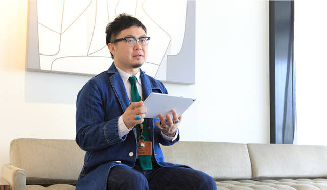 Xperia™ Tablet Zを操作しながら、ビジネスシーンやプライベートでの使い方を語ってくれた。