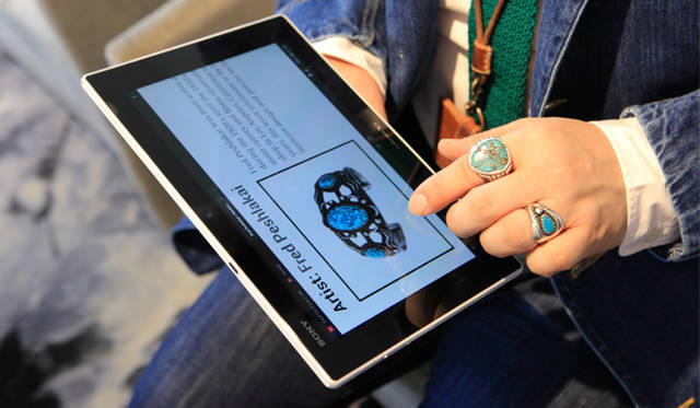 インディアンジュエリーのサイトを閲覧。ピンチアウトなどをしながら、ジュエリーの細部まで確認。