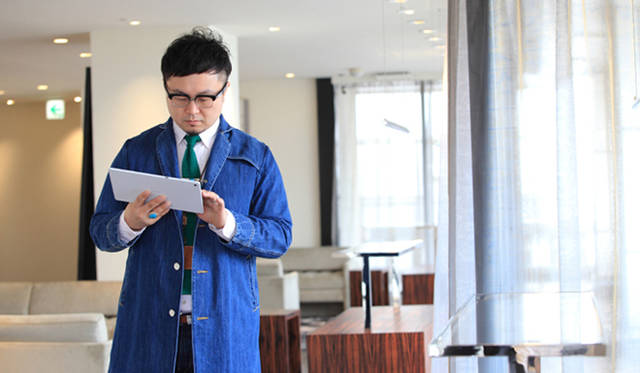 デスクから離れた場所でも、タブレットなら必要な資料の閲覧ができ、文章の校正なども確認できる。